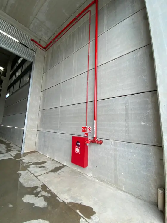Rede de hidrantes instalada em galpão industrial